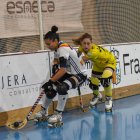 Adri Soto, una de les jugadores més actives del Fraga, protegeix la bola davant d’Ana Horche. - CLARA LIÁÑEZ