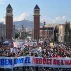 La capçalera de la manifestació que va recórrer el centre de Barcelona per un habitatge digne. - ACN