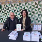 Francesc Reguant i Lorena Farràs, autors de ‘Cuits pel clima’, amb exemplars del seu llibre.