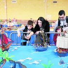 Una família al costat d’una de les maquetes de Playmobil exposades a Torre-serona. - MAGDALENA ALTISENT
