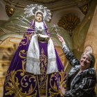 La presidenta de la Congregació, Beneta Santiveri, preparant la Verge dels Dolors divendres passat abans d’iniciar el septenari. - LAIA PEDRÓS