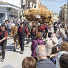 El carro Garber d’Anglesola va comptar amb una jove de 16 anys entre els portadors dels cinc cavalls que el tiraven. - LAIA PEDRÓS