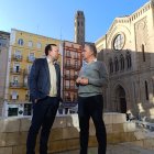 Xavi Palau i Elías Bendodo, ahir a la plaça Sant Joan. - S.E.