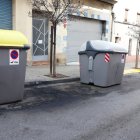 Imatge de les restes d’un contenidor cremat a la Mariola. - ROGER BARRAGÁN