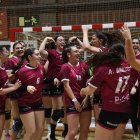 Les jugadores del Lleida Handbol, el 22 de març celebrant la classificació per a la fase d’ascens. - SANTI IGLESIAS