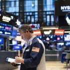 Wall Street arranca la setmana amb extrema volatilitat davant la incertesa aranzelària dels EUA. - EFE