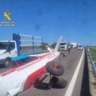 Vista de l’avioneta ahir en un dels carrils de l’AP-2. - GUÀRDIA CIVIL