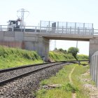 Un camió circulant pel pont sobre la línia de la Pobla a Vallfogona, estrenat ahir. - MAGDALENA ALTSENT