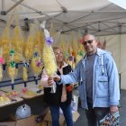 Una de les primeres persones que ahir va comprar una palma en aquest mercat.
