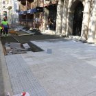 Col·loquen les rajoles de la nova vorera de rambla Ferran - MAGDALENA ALTISENT