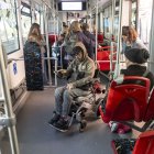 Usuaris de diversos col·lectius de discapacitats van analitzar ahir les deficiències dels busos urbans. - JORDI ECHEVARRIA
