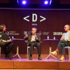 Anna Sàez, directora de SEGRE, va moderar ahir el debat amb Josep Amat i Miquel Pueyo. - AMADO FORROLLA