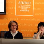 La síndica, Esther Giménez-Salinas, i l’adjunta d’Infància, Aida C. Rodríguez, ahir a Barcelona. - MARÍA BELMEZ/ACN