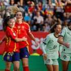 Alèxia Putellas, que va marcar dos gols, rep la felicitació de la seua companya al Barça Claudia Pina. - EFE