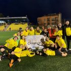 Les jugadores i tècnics de l’equip de veteranes de l’Alcoletge celebren el títol.