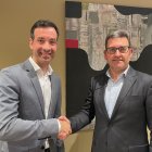 Josep Serveto i Josep M. Gonzàlez, després de la firma de l’acord de patrocini. - CAIXABANK