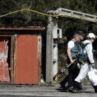 Investigadors sortint a l’exterior de la mina de Cerredo. - EFE/ J.L.CEREIJIDO