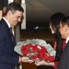 Sánchez va ser rebut pel ministre de Cultura, Esport i Turisme del Vietnam, Nguyen Van Hung. - EFE/ POOL MONCLOA/FERNANDO CALVO