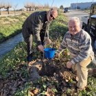 Voluntaris de la Banqueta plantant els arbres. - A.EL PALAU