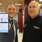 El subdelegat Crespín mostra el seu DNI al mòbil. - SUBDELGACIÓ
