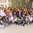 Estudiantes del colegio Ciutat Jardí, con el cantante Miki Núñez y el alcalde, Fèlix Larrosa.