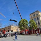 Una gran grua retira les escales del pas elevat de l'estació de tren de Lleida