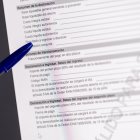 Una persona cumplimenta la declaración de la Renta.