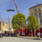 Un tram de la passarel·la, en el moment en què era traslladat cap al camió per la grua. - JORDI ECHEVARRIA