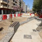 El nou sender ja compta amb part del nou mobiliari i dels 48 arbres que s’hi plantaran. - MAGDALENA ALTISENT