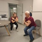 Joan, usuari del programa pilot, fent un dels exercicis ahir amb una educadora d’Inefc. - L. GARCÍA