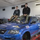 Oriol Portí i Adam Jiménez, sobre el Volkswagen Tuareg que conduiran pel desert marroquí. - CARMINA MARSIÑACH