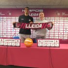 Demajeo Wiggins posa al costat de Joaquín Prado en la presentació oficial com a jugador de l’Hiopos. - X.P.
