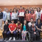 Pol Puiggener, amb la placa commemorativa, ahir en l’homenatge que li va oferir el consistori. - LAIA PEDRÓS