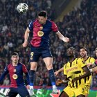 Lewandowski remata de cap en una acció del brillant partit del Barça ahir. - EUROPA PRESS