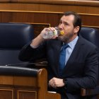 Óscar Puente beu aigua al Congrés abans de la seua intervenció. - EDUARDO PARRA / EUROPA PRESS
