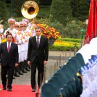 El president d’Espanya, Pedro Sánchez, amb el seu homòleg vietnamita, Pham Minh Chinh, a Hanoi. - EFE/EPA/LUONG THAI LINH