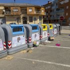 Una de les illes de contenidors que es tancaran a Torrefarrera. - JORDI ECHEVARRIA