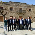 Els alcaldes dels dotze pobles que formen el Consorci del Segrià Sud ahir a Aspa. - CSS