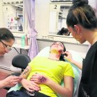Alumnes d’Estètica i Bellesa ‘pinten’ ferides per a l’exercici. - MAGDALENA ALTISENT
