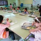 Foto de archivo de alumnos comiendo en el comedor escolar de un colegio de Lleida.