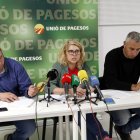 La responsable de Temporers d'Unió de Pagesos, Carol Aixut, acompanyada del coordinador del sindicat a Ponent, Néstor Serra, i del responsable de Sectors Agrícoles, Jaume Gardeñes, durant una roda de premsa a la seu d'UP a Lleida