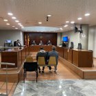 L’acusat, esquerra, va declarar amb l’ajuda d’un traductor. - A. GUERRERO