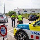Un control preventiu dels Mossos d’Esquadra ahir a l’N-II entre Lleida i Alcarràs. - GERARD HOYAS