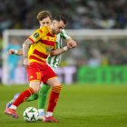 El lleidatà Jesús Imaz es protegeix davant d’un jugador del Betis. - EUROPA PRESS