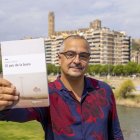 El professor i escriptor lleidatà Isaías Fanlo, autor de la novel·la ‘El pes de la boira’, ahir a Lleida. - JORDI ECHEVARRIA