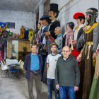 Membres del Col·lectiu Cultural de Cappont, ahir al local que ocupen actualment al carrer Riu Cinca. - GERARD HOYAS