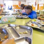 Alumnes ahir al menjador de l’institut escola Torre Queralt. - JORDI ECHEVARRIA