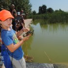 2015. Joves estudiants van participar en una activitat destinada a reintroduir tortugues a l’estany com a part d’una iniciativa per recuperar l’espècie a la zona. - SEGRE