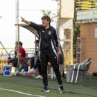 Idiakez dona instruccions diumenge passat davant del Badalona. - JORDI ECHEVARRIA