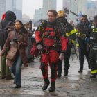 Bussejadors dels Bombers de Nova York tornen al moll després de buscar entre les restes de l’aparell. - MILO HESS / ZUMA PRESS / CONTACTOPHOTO